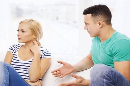 偷看男友的手机，发现他瞒着我和陌生女人开房