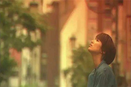 1丈夫发了一条动态，但亲密照里却是另一个女人.jpg