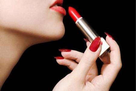 男友为讨我欢心买了只限量版口红，没想到竟然是假货