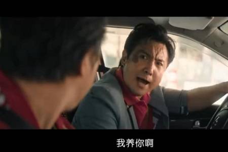 恋人的拥抱姿势，展现出了两人相爱的程度