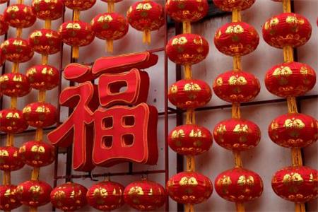 1550027134729204.jpg 今年亲戚们送奶奶的新衣服,和去年的一样.jpg