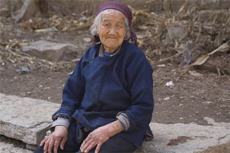 1550027141786644.jpg 今年亲戚们送奶奶的新衣服,和去年的一样.jpg