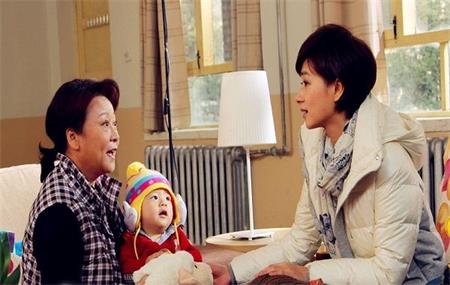 1544777608389069.jpg 婆婆的思想很封建,老公演了一场戏,竟把她改变.jpg