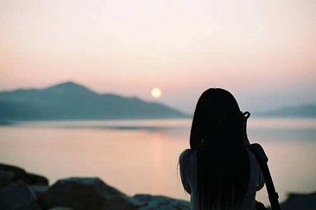 1548041624614036.jpg 她不知道现在在等谁,反正不打算结婚了.jpg