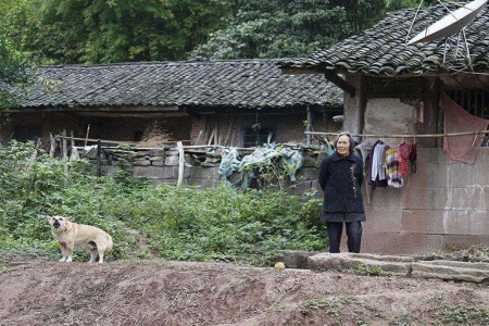 她婆家的条件不是很好，但她相信付出就有回报.jpg