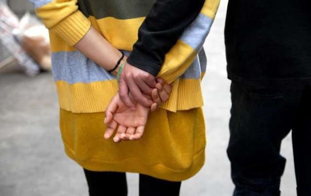 1543817844381343.jpg 选择再婚还是重归家庭,是女人的世纪难题.jpg