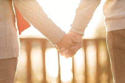 1544584858628307.jpg 婚后的平淡,让你感觉两人的关系变淡,怎么办.jpg