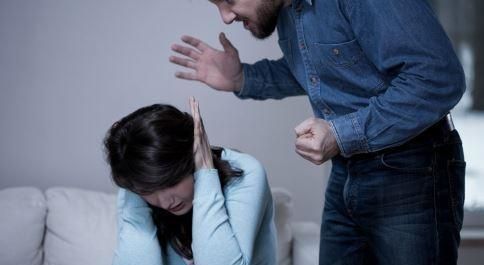 1542963047537723.jpg 她被家暴了一辈子,最后却把这件事当工作.jpg