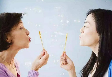 1542965782816084.jpg 我以为生女儿,婆婆不想来看我,老公却说出真相.jpg