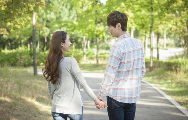 1543375649114802.jpg 男友提出结婚,她犹豫了,是恐婚还是恐人?.jpg