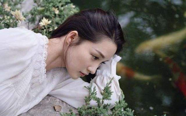 1543376768537473.jpg 女人在爱情里自降身价,最后不过是场空欢喜.jpg