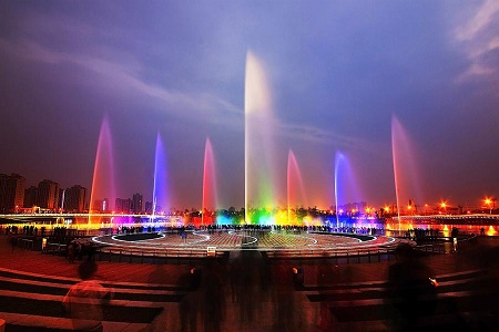 1543392722282092.jpg 人生是场孤独的旅行,总要找个人陪你快乐下去.jpg