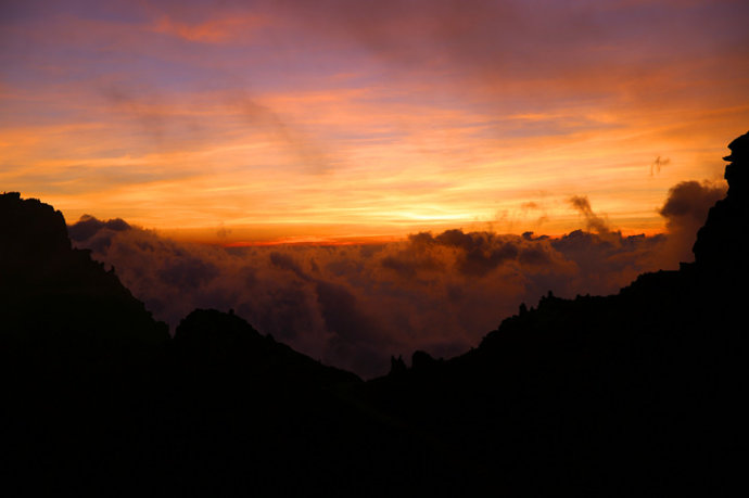 1543392763370304.jpg 人生是场孤独的旅行,总要找个人陪你快乐下去.jpg