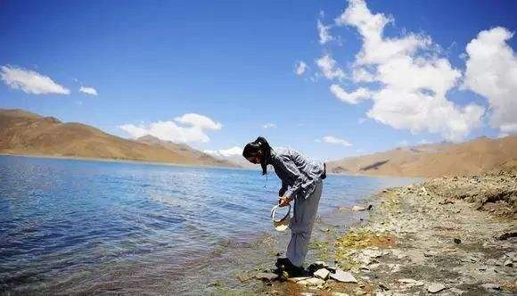 1542347162944175.jpg 她做了大老板的小三,后来独自一人带孩子生活.jpg