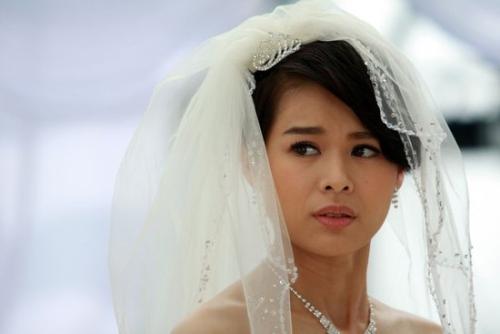 1542943888381594.jpg 她逃婚了,就在拍完婚纱照,发布了消息之后.jpg