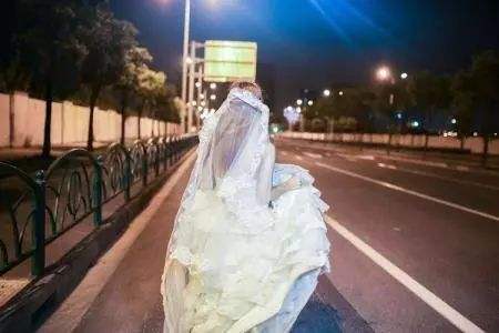 1542943965563009.jpg 她逃婚了,就在拍完婚纱照,发布了消息之后.jpg