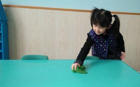 1539596140626645.jpg 老师罚孩子扫地一个月,这样的惩罚有效吗?.jpg