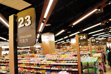 1538979188140482.jpg 和女儿逛超市,本想告诉孩子不要什么都买,却被她....jpg