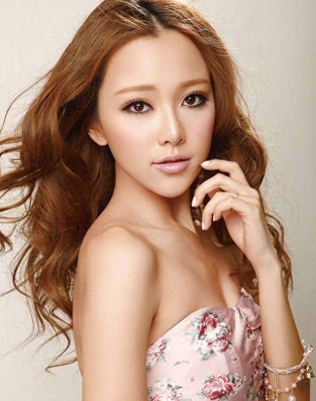 《你好乔安》中的富二代费娜，《昕薇》杂志的当家花旦黄一琳