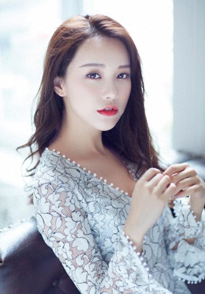 《你好乔安》中的富二代费娜，《昕薇》杂志的当家花旦黄一琳