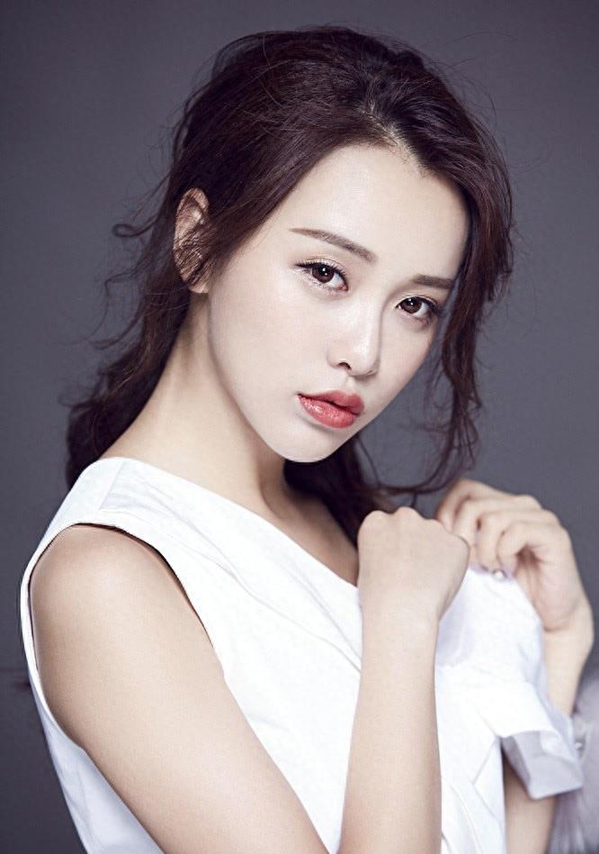 《你好乔安》中的富二代费娜，《昕薇》杂志的当家花旦黄一琳