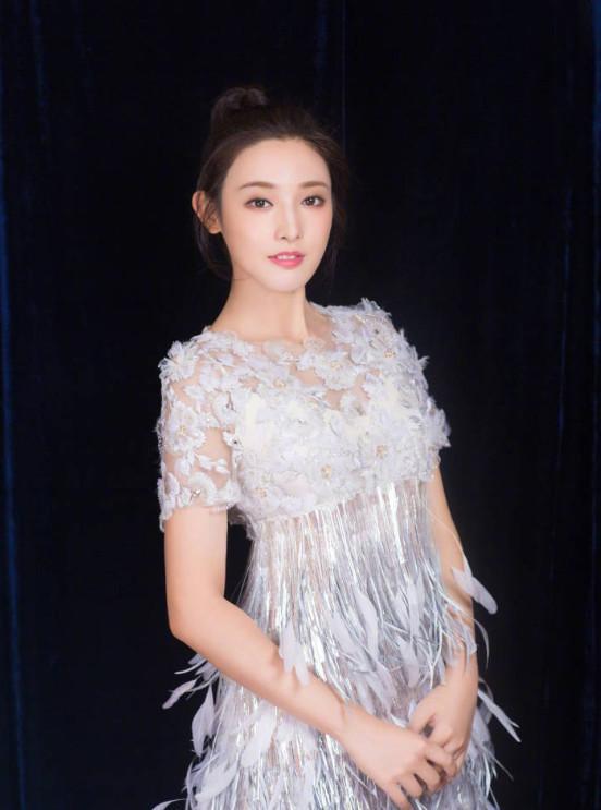 她是范冰冰旗下艺人，成电视剧《东宫》女主角，气质不输张馨予
