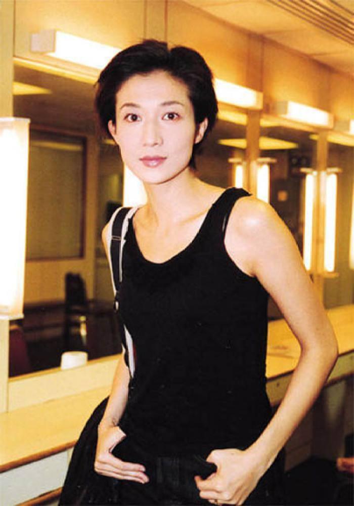 小龙女吴卓林近照曝光,在加拿大垃圾站“拾荒”,疑似靠捡垃圾为生