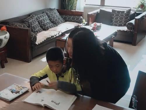 《变形计》史上最美女老师，当看到她弯腰的那一刻，网友沸腾了