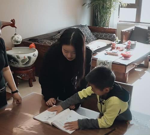 《变形计》史上最美女老师，当看到她弯腰的那一刻，网友沸腾了