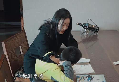 《变形计》史上最美女老师，当看到她弯腰的那一刻，网友沸腾了