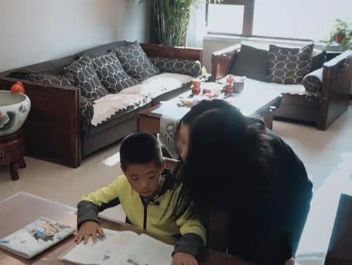 《变形计》史上最美女老师，当看到她弯腰的那一刻，网友沸腾了