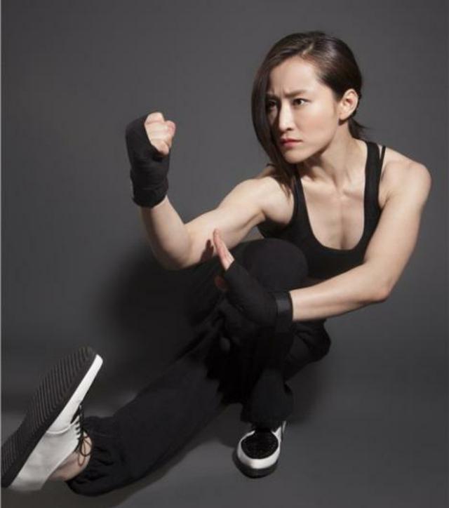 《红海行动》女主角佟莉真实身份曝光,网红出身被林超贤发掘!