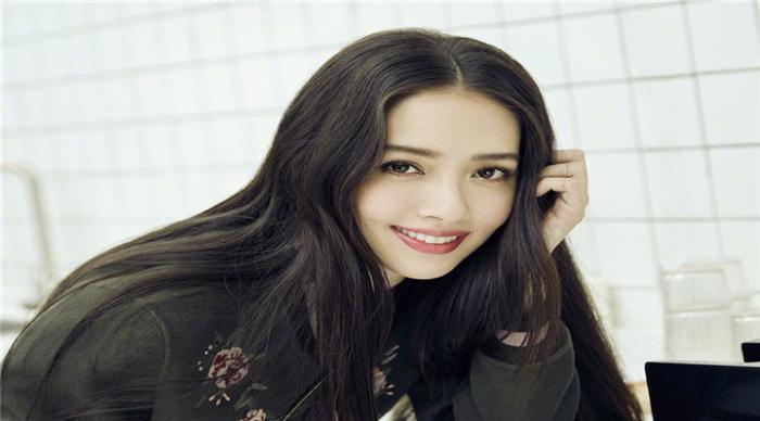 因一部电影爆红的郭碧婷,或许是因为爱情,已经很少出现在公众前