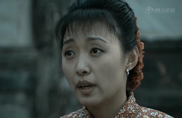 《亮剑》中朴素的秀芹大妹子，原来这么漂亮，现实中还是一名军人