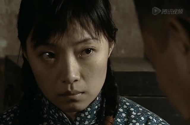 《亮剑》中朴素的秀芹大妹子，原来这么漂亮，现实中还是一名军人