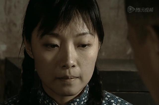 《亮剑》中朴素的秀芹大妹子，原来这么漂亮，现实中还是一名军人