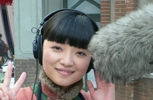 《亮剑》中朴素的秀芹大妹子，原来这么漂亮，现实中还是一名军人