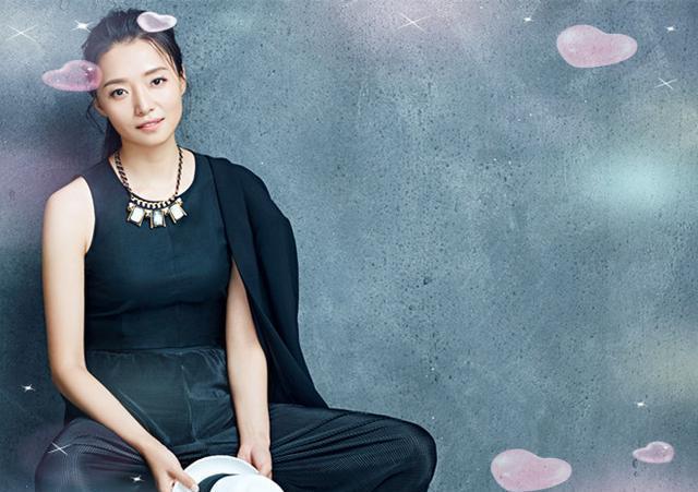 《亮剑》中朴素的秀芹大妹子，原来这么漂亮，现实中还是一名军人