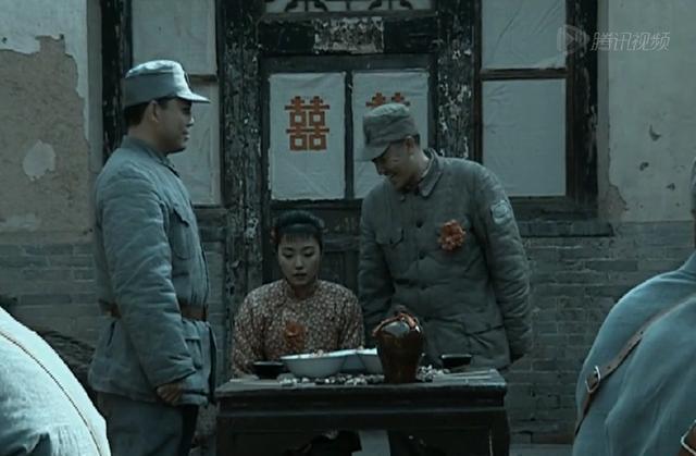 《亮剑》中朴素的秀芹大妹子，原来这么漂亮，现实中还是一名军人