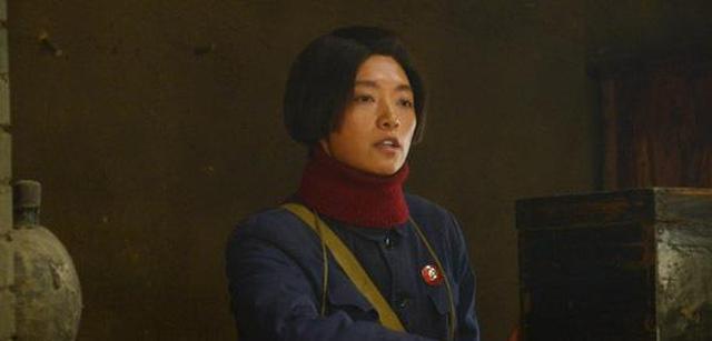 《亮剑》中朴素的秀芹大妹子，原来这么漂亮，现实中还是一名军人