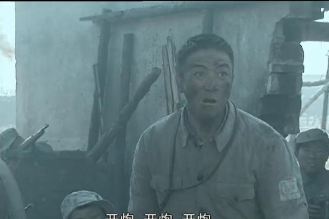 《亮剑》中朴素的秀芹大妹子，原来这么漂亮，现实中还是一名军人