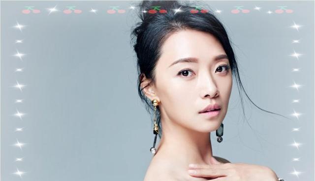 《亮剑》中朴素的秀芹大妹子，原来这么漂亮，现实中还是一名军人