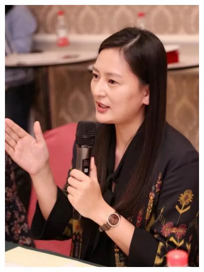 《如懿传》美女制片人黄澜，父亲是作家黄亚洲，生二胎离婚未再嫁