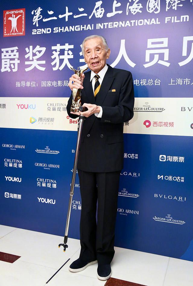 很多网友也认出,他就是1994版《倚天屠龙记》张三丰的扮演者。