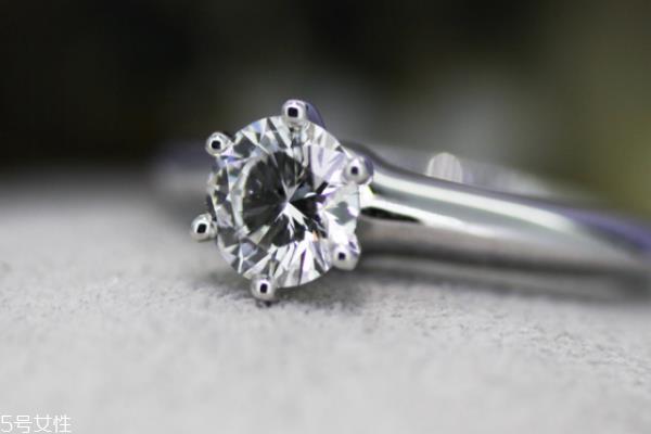 蒂芙尼30分钻戒报价 起码上万元
