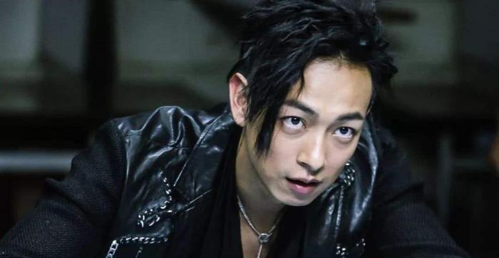 与“丑妻”相濡以沫，婚礼请了大半娱乐圈，当之无愧的正能量男星