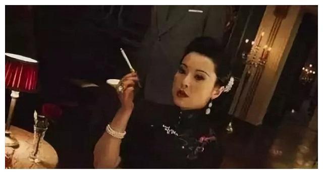黄金荣妻子：操纵青帮，助夫成大亨，中年被迫离婚，晚年独自生活