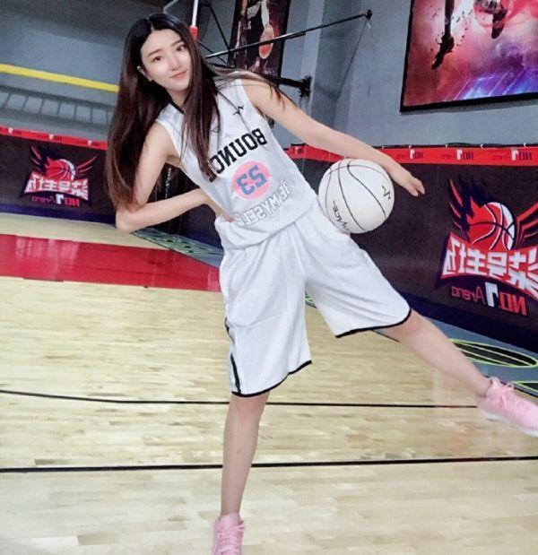 昔日篮球女神，身材火辣，因着“泳装深V”走红，今转型成白富美