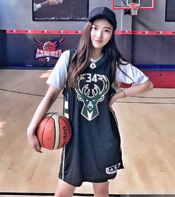 昔日篮球女神，身材火辣，因着“泳装深V”走红，今转型成白富美