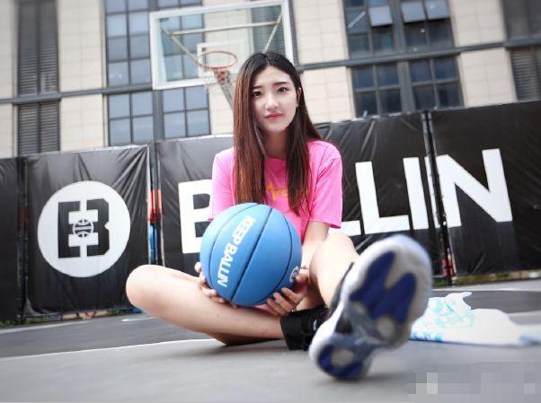 昔日篮球女神，身材火辣，因着“泳装深V”走红，今转型成白富美